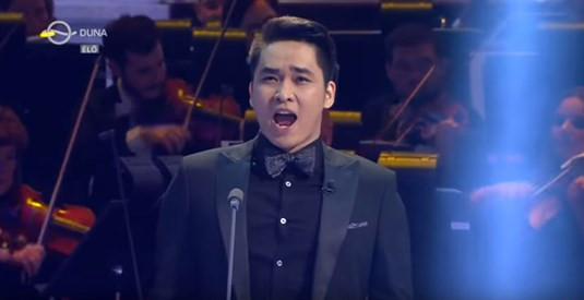 Giọng hát đầy nội lực của chàng trai Việt khiến khán giả truyền hình Hungary vô cùng yêu mến.